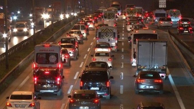 İstanbul&#039;da pazartesi trafik ile başladı | İstanbul trafik yoğunluğu yüzde 53
