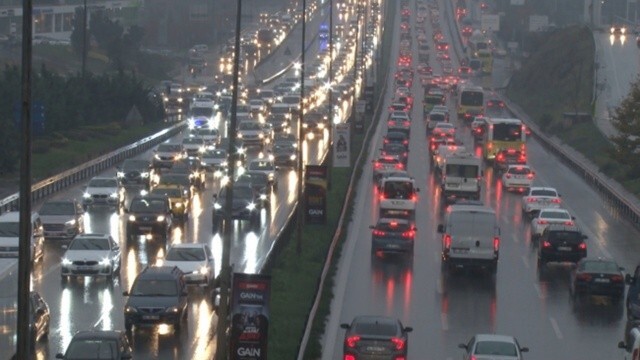 İstanbul&#039;da trafik kilit, yoğunluk yüzde 87