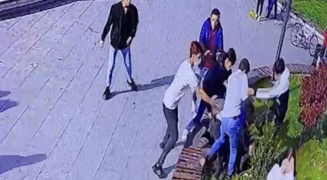 Kağıthane’de bıçaklı kavga kamerada: Önce dövdüler sonra bıçakladılar