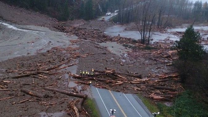 Kanada’da şiddetli yağış toprak kaymasına yol açtı