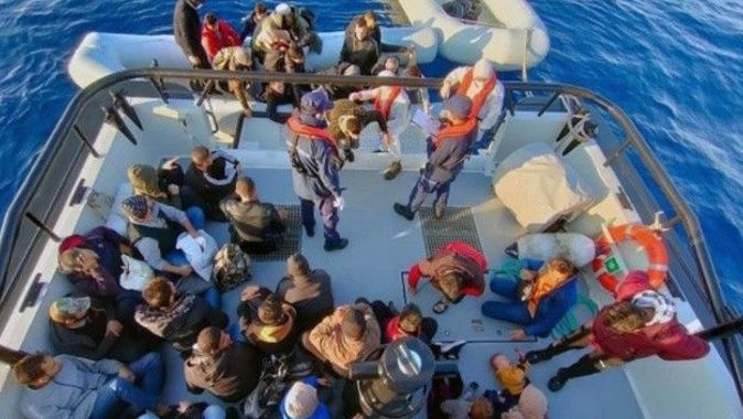 Lastik bot denizde sürüklendi, sahil güvenlik kurtardı