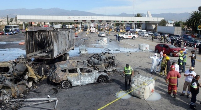 Meksika&#039;da freni arızalanan kamyon dehşet saçtı: 19 ölü