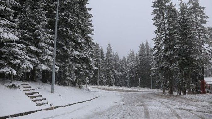 Mevsimin ilk karı düştü: Ilgaz Dağı beyaza büründü