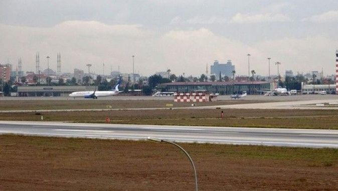 Polisten kaçan göçmenler Adana Havalimanı&#039;na daldı!