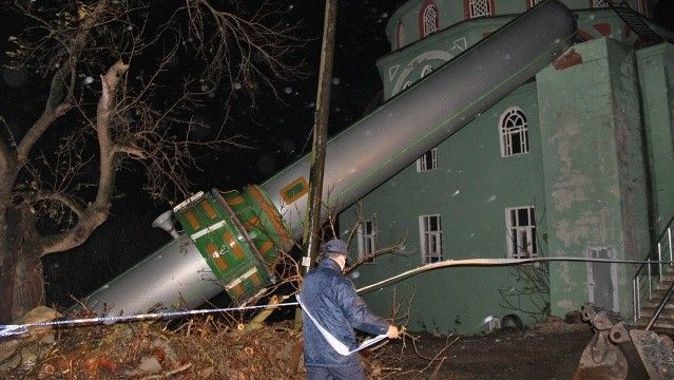 Şiddetli rüzgar cami minarelerini yıktı
