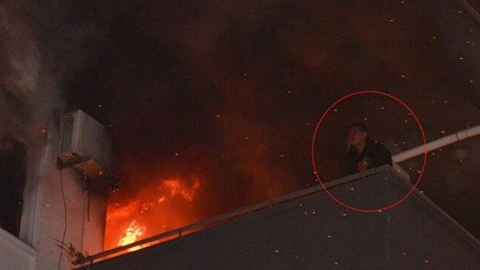 Sinir krizi geçirince evini ateşe verdi: Balkona çıkarak yangını seyretti