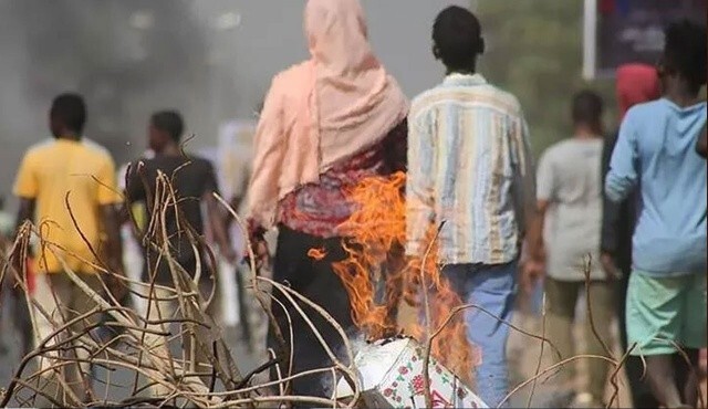 Sudan&#039;da kaos: Darbeciler indirdiği Başbakanı geri getirdi