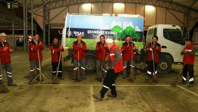 Temizlik işçisi Maykıl Fikret dansıyla mesai arkadaşlarını motive ediyor