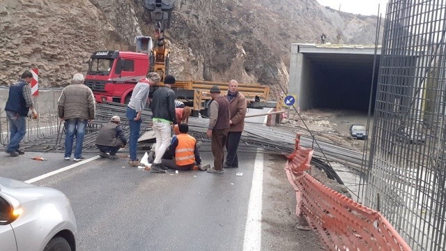 Tünel inşaatında feci kaza! Demir kalıp işçilerin üzerine devrildi