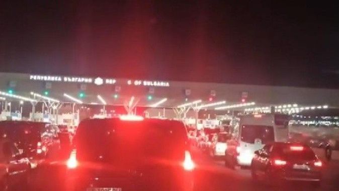 Türk gurbetçileri taşıyan onlarca otobüs sınır kapısında saatlerce bekletildi