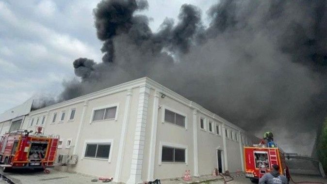Uşak&#039;ta tekstil fabrikasında yangın çıktı: Yangına müdahale ediliyor
