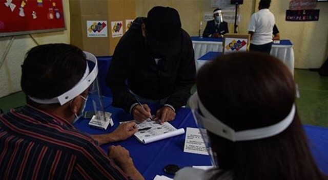 Venezuela halkı, bölgesel ve yerel seçimler için sandık başında