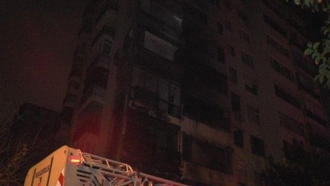 10 katlı apartmanda yangın! Mahalleli hortumla müdahale etti