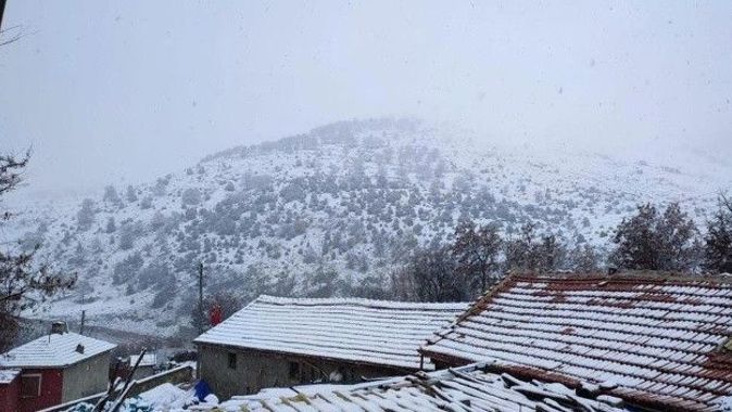 Afyonkarahisar’da beklenen kar yağışı başladı