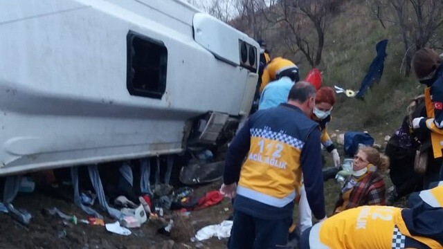 Amasya&#039;da tur otobüsü devrildi, 27 yaralı var