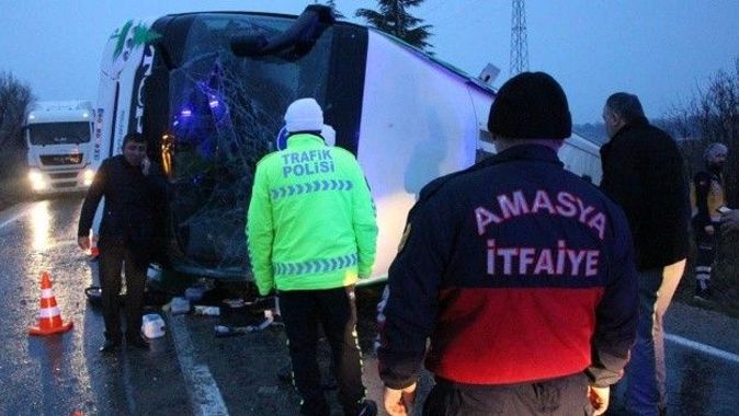 Amasya&#039;da yolcu otobüsü devrildi: Ölü ve yaralılar var