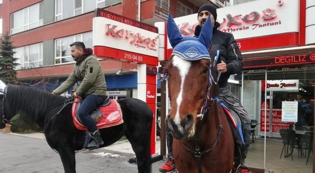 Ankara’da atlı kuryeler yemek siparişlerini teslim ediyor