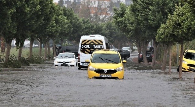 Antalya&#039;da fırtına nedeniyle okullar tatil edildi