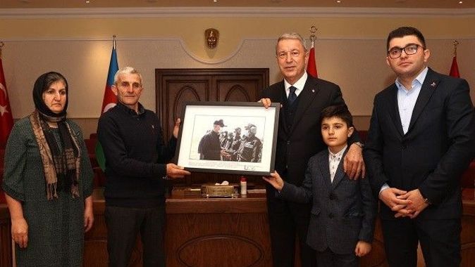 Bakan Akar, Azerbaycanlı şehit subayın ailesi ile buluştu