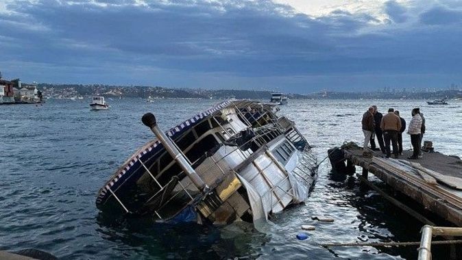 Beykoz&#039;da lodos, kıyıdaki tekneyi batırdı