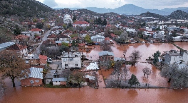 Burdur&#039;da aşırı yağışlar mahalleyi gölete çevirdi