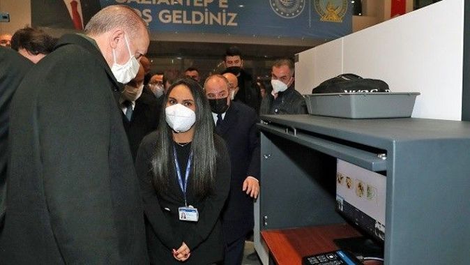 Cumhurbaşkanı Erdoğan, ASELSAN üretimi X-ray cihazını inceledi