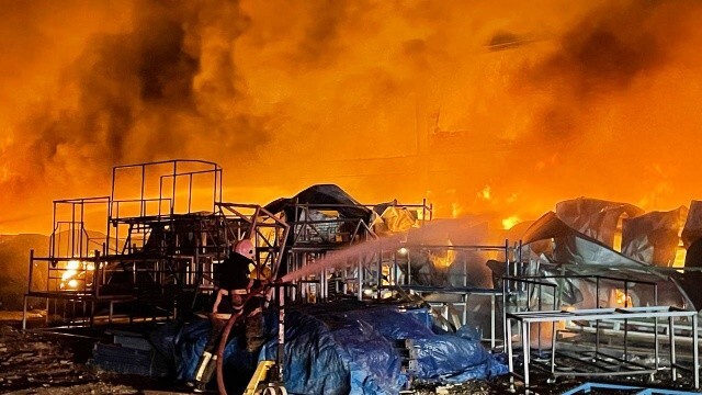 Düzce&#039;de bir mobilya fabrikasında yangın çıktı
