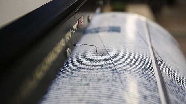 Endonezya&#039;da 7.4 büyüklüğünde deprem oldu