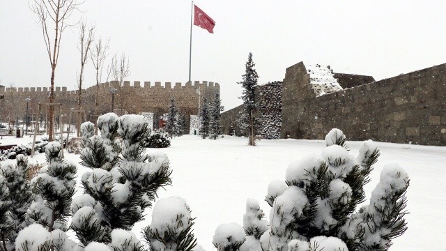 Erzurum&#039;da 81 santim kar var