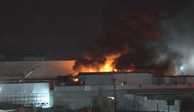 Esenyurt&#039;ta plastik fabrikasında yangın