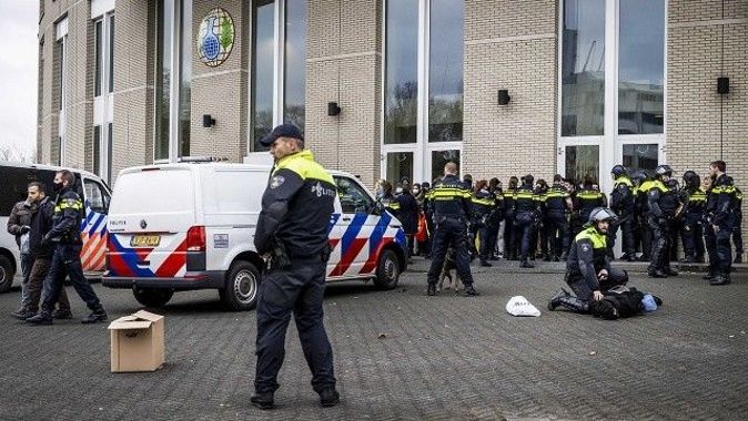 Hollanda&#039;da bina basan 50 PKK yandaşı yakalandı