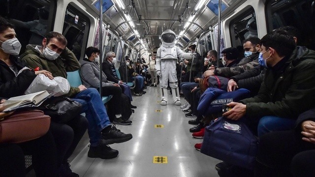 İstanbul metrosundaki astronot merak uyandırdı