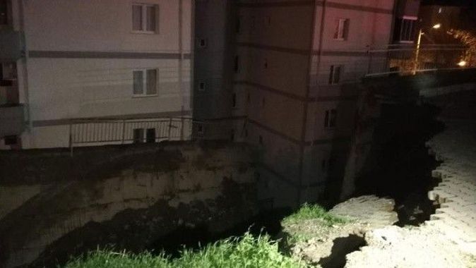 İzmir&#039;de bir sitenin istinat duvarı yıkıldı: 88 daire tahliye edildi