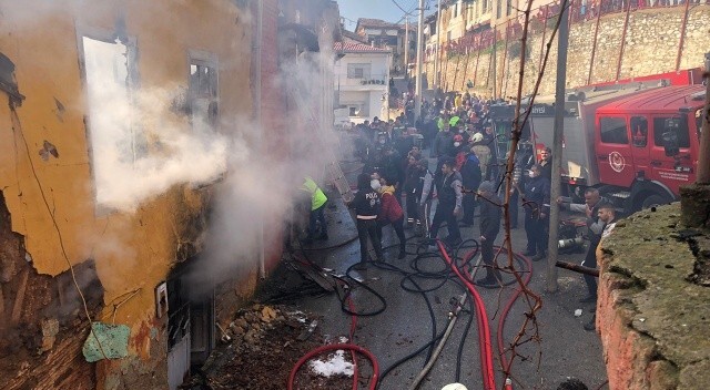 İzmir&#039;de yangın faciası: 3 çocuk hayatını kaybetti