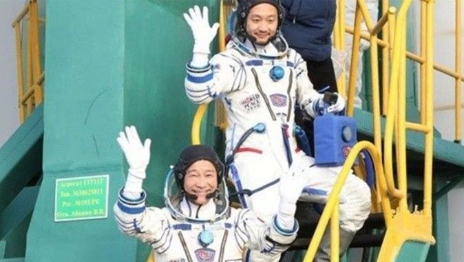 Japon milyarder Maezawa&#039;nın uzay yolculuğu başladı
