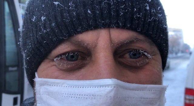 Kars&#039;ta soğuktan vatandaşın kirpikleri buz tuttu