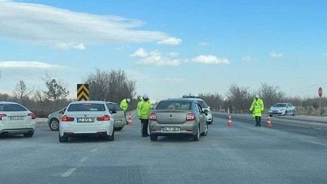 Konya’da kuvvetli rüzgar: Kum fırtınası nedeniyle yollar trafiğe kapatıldı