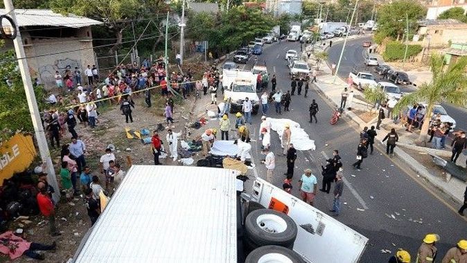 Meksika&#039;da düzensiz göçmenleri taşıyan tırın devrilmesi sonucu 54 kişi öldü
