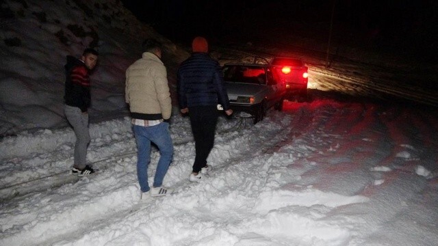 Mersin&#039;de karda mahsur kalan 4 kişi saatler sonra kurtarıldı