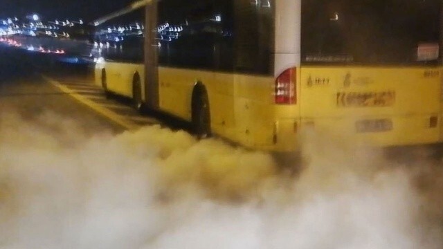 Metrobüste yangın paniği: Yolcular duraklara sığındı