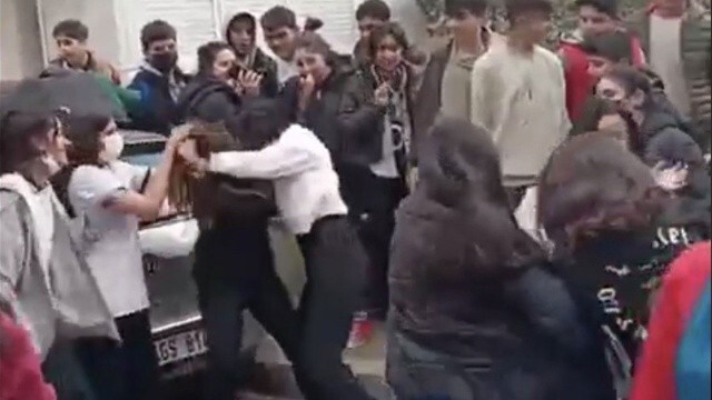 Okuldaki kavga sokağa taştı: Kız öğrenciler ortalığı birbirine kattı