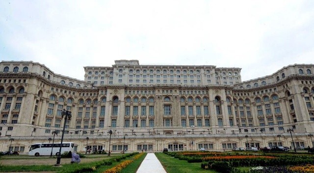 Otelinin yerine Romanya Cumhurbaşkanlığı Sarayı’na girdi