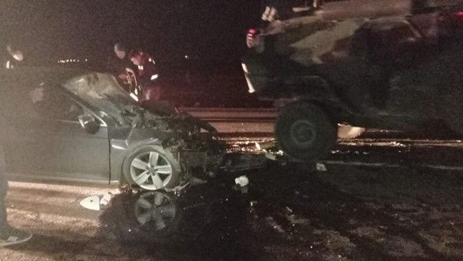 Otomobil askeri araçla çarpıştı: 1 ölü, 2 yaralı