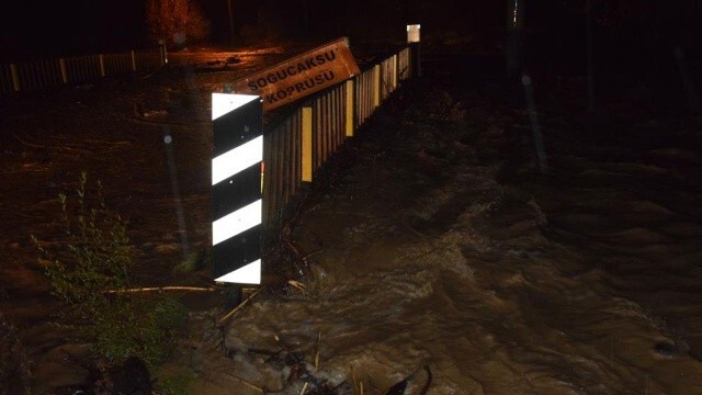 Sel suları köprüleri aştı, iki mahalle ulaşıma kapandı