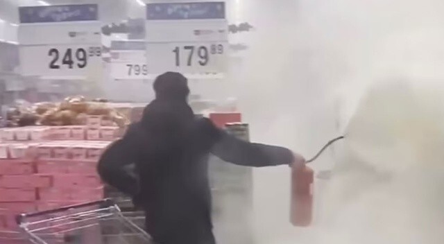 Süpermarkette havai fişek paniği