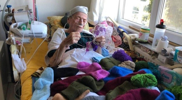 Türk askeri üşümesin diye hasta yatağında yün çorap örüyor
