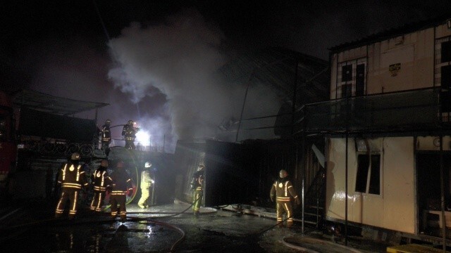 Ümraniye&#039;de akaryakıt deposu bulunan iş yerinde yangın