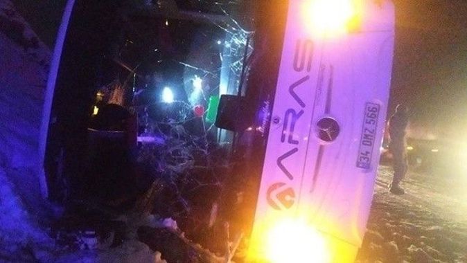 Kars-Erzurum yolunda yolcu otobüsü devrildi: Çok sayıda ölü ve yaralı var