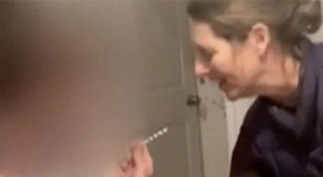 ABD’li öğretmen, öğrencisine Covid-19 aşısını evinde yaptı