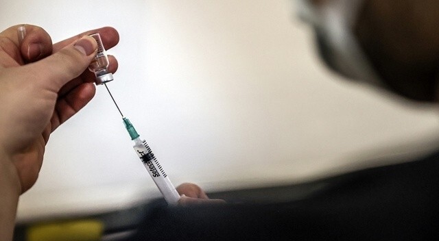 Almanya&#039;da fazla doz aşı skandalı: 21 çocuk takip altında
